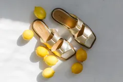 Sandalias de cuero color camel, con punta cuadrada y dos tiras anchas con detalle de nudo.