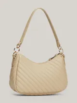 Cartera de hombro color beige con textura acolchada en diagonal y logo metálico dorado de Tommy Hilfiger. Tiene asa superior, correa ajustable y extraíble, cierre de cremallera, bolsillo interior con cremallera y forro de poliéster.