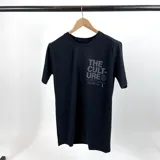 Remera negra de algodón con estampa gris en el frente con la frase "The Culture" y un texto sobre barcos.