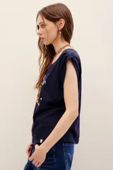 Remera blanca de algodón con cuello redondo, mangas cortas con vuelta y estampa frontal de un tigre con la inscripción 'Los Angeles' y estrellas.