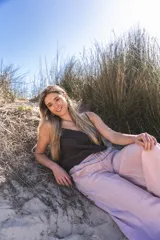 Pantalón palazzo color lila de lino, con cintura elastizada y bolsillos laterales desflecados.