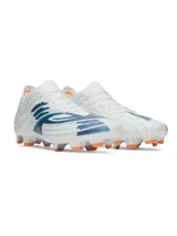 Championes de fútbol Under Armour Shadow Pro 4 FG, diseñados para césped natural. Presentan un empeine textil ligero en color blanco con detalles gráficos en azul y logo de la marca en tono cobrizo. Cuentan con cuello y lengüeta de punto para un ajuste tipo calcetín, contrafuerte 3D en el talón y una suela con tacos biomecánicos para optimizar la aceleración y desaceleración.