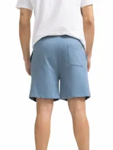 Short de felpa color negro, con cordón ajustable en la cintura y corte casual.