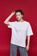 Remera de algodón con corte boxy fit, silueta amplia, hombros caídos y aberturas laterales.