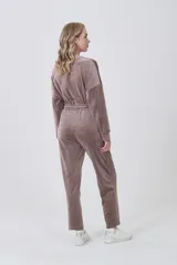 Pantalón tipo babucha de tejido suave, color marrón topo (taupe/mink/vison), con cintura elástica y cordón ajustable.