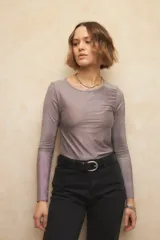 Top brillante elastizado color gris con cuello a la base y mangas largas.