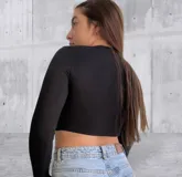 Remera blanca de tejido de punto acanalado, con cuello alto y abertura en el pecho.