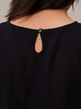 Musculosa color beige de lino y algodón, con cuello redondo y corte recto.