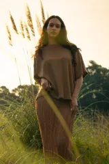 Falda larga marrón de gasa con efecto arrugado y cintura elástica.