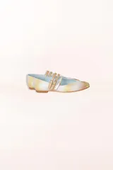Bailarinas con base de piel degradada en tonos beige y dorado, punta cubierta de glitter fino y triple tira en el empeine. Incluyen plantilla intercambiable de lana y piel.