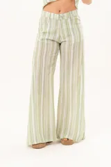 Pantalón de tiro medio y pierna amplia con diseño de rayas en tonos verdes, blancos y tostados. Cuenta con bolsillos y pasacintos.