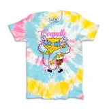 Remera de algodón con estampado frontal de Bob Esponja con estilo coquette, usando anteojos y boa de plumas. Presenta un diseño de fondo con efecto tie-dye en tonos amarillo, celeste y rosado.