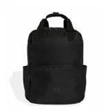 Mochila Adidas color negro con diseño minimalista, compartimento principal con cierre, bolsillo frontal con cierre y bolsillos laterales abiertos. Incluye asas superiores para llevar como bolso y logo de la marca tono sobre tono en el frente.