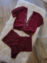 Conjunto de lencería compuesto por un top de encaje y microtul con mangas cortas y escote profundo, y una bombacha tipo hipster de tiro alto confeccionada en encaje con refuerzo de algodón.