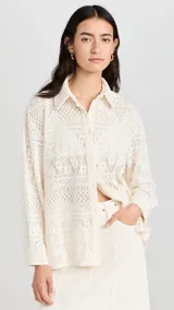 Camisa color blanco hueso con cuello clásico, tapeta con botones en la parte delantera y corte recto ligeramente oversize. Diseño con acabado de encaje.