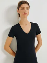 Camiseta celeste de manga corta con cuello en V.