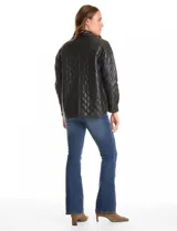 Chaqueta de eco cuero negro con diseño capitoneado, cuello con solapa y cierre frontal con botones a presión. Presenta mangas largas con puños abotonados, dos bolsillos frontales con solapa y forro interno a tono.