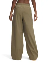 Pantalón Under Armour Unstoppable Woven Parachute color verde militar, de corte holgado y pierna ancha, confeccionado en tejido elástico ripstop con tecnología UA Storm que repele el agua. Cuenta con cintura elástica integrada, bolsillos laterales abiertos y ajuste con cordón en el bajo.