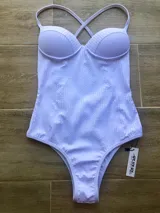 Malla enteriza color naranja con copas fijas, tirantes finos y espalda baja.