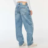 Jean de corte recto y tiro alto, color azul lavado, con detalle de strass aplicado en toda la parte frontal. Cuenta con cierre de botón y cremallera, y bolsillos laterales y traseros.