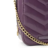Bandolera mini color púrpura, con diseño acolchado en forma de chevron y correa de cadena dorada regulable. Tiene cierre superior y bolsillo interno con cierre.