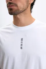 Remera blanca de corte oversize con estampa en la espalda que representa al personaje de The Mandalorian con un estilo de dibujo a lápiz.