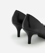 Zapato de tacón negro, confeccionado en PU, con punta fina y tacón fino de 6cm.
