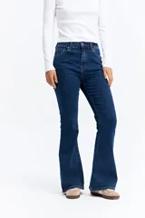 Jean de corte oxford con tiro alto, ajustado hasta la rodilla y con apertura amplia en el bajo. Confeccionado en denim negro con cierre frontal de botón y cremallera.