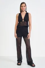 Pantalón negro de crochet con cintura elástica.
