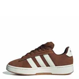 Championes urbanos Adidas Grand Court Alpha, color marrón con las icónicas tres tiras laterales en color blanco. Presentan un diseño de corte bajo con capellada de gamuza, cordones al tono y suela de goma blanca con base en color caramelo.