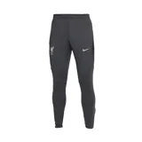 Pantalón deportivo Nike Liverpool FC Strike, color gris oscuro, con logo del club y logo de la marca en color blanco. Cuenta con tecnología Dri-FIT para capilarizar el sudor y cintura elástica con cordón ajustable.