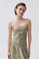 Pantalón sastrero verde oliva de tafeta metalizada, tiro alto y pierna ancha.