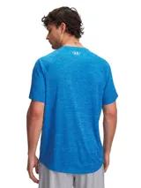 Remera deportiva Under Armour de manga corta, confeccionada en tejido técnico UA Tech™ de secado rápido, ultrasuave y transpirable. Presenta un diseño de textura jaspeada en color azul con el logo de la marca estampado en el pecho.
