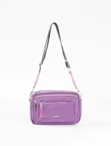 Bandolera rectangular color lila de poliéster con correa ajustable negra y lila.