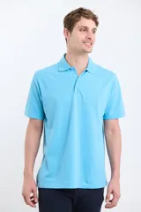 Remera polo de piqué color celeste, con cuello clásico y tapeta de dos botones. Corte recto y mangas cortas. Marca Feraud.