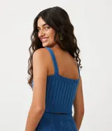 Blusa cropped de punto color azul con escote cuadrado y tirantes anchos.