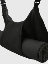 Bolso tipo hobo de color negro, diseñado para actividades deportivas como yoga o pilates. Cuenta con un compartimento especial para transportar un mat de yoga, cierre principal y bolsillos laterales con cierre.
