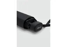 Paraguas plegable compacto color negro, con funda protectora a juego y correa de mano. Incluye detalle de etiqueta metálica con logo.