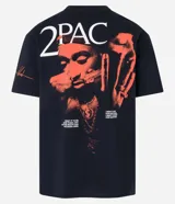 Remera negra de algodón con corte relajado, cuello redondo y mangas cortas. Estampa frontal y trasera con la imagen de Tupac Shakur y texto con tipografía gótica.