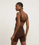 Bermuda ciclista deportiva de tiro alto, color celeste claro, ajustada al cuerpo.