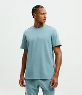 Remera deportiva de hombre Get Over, modelo comfort, color celeste, con cuello redondo y mangas cortas. Confeccionada en tech fleece con tecnología dry.