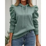 Buzo tipo hoodie de color azul marino, confeccionado en tejido suave con diseño de mangas princesa fruncidas en los hombros. Presenta capucha con cordones ajustables y puños elásticos.