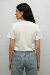 Remera de algodón de manga corta con cuello redondo y estampado artístico en el pecho que representa figuras abstractas.