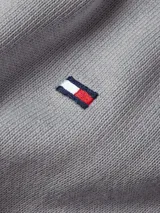 Sweater gris de Tommy Hilfiger, de tejido de punto con cuello en V y logo bordado en el pecho.