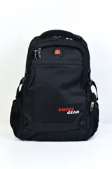 Mochila negra con múltiples compartimentos y espalda acolchada. Cuenta con espacio para carga con USB y logo de la marca Swiss Gear en rojo y blanco.