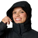 Campera 3 en 1 para mujer, impermeable y transpirable con tecnología Omni-Tech y forro termorreflectante Omni-Heat. Incluye una capa exterior resistente a la intemperie y una capa interior de forro polar desmontable que puede usarse por separado. Cuenta con capucha ajustable, puños y dobladillo regulables, y bolsillos con cierre.