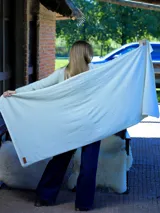 Pashmina de lana en color beige, con textura suave y diseño rectangular clásico.
