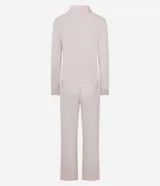 Pijama estilo americano compuesto por camisa de manga larga con cuello solapa, cierre frontal abotonado y pantalón largo con cintura elástica. Presenta bordado decorativo y detalles de ribetes en contraste.