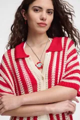Camisa larga de tejido abierto con rayas verticales en tonos marrón y rosa, de manga corta, con cuello polo y cierre frontal de botones.