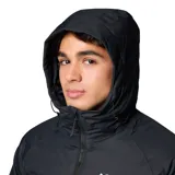 Campera técnica con capucha, color negro, con tecnología de aislamiento térmico y construcción sin costuras. Cuenta con cierre frontal, bolsillos laterales con cremallera, puños ajustables y dobladillo con cordón.